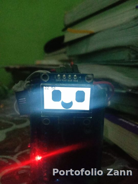 Perangkat Dasai Mochi menampilkan wajah karakter di layar OLED